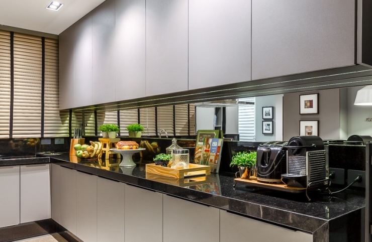 Encimera de Cocina en Granito Negro Aracruz & Mesa Tulip Mármol Negro Marquina